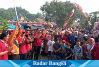 Pemberangkatan peserta Jalan Santai di Lapangan Desa Toyoresmi (foto: Hikam)