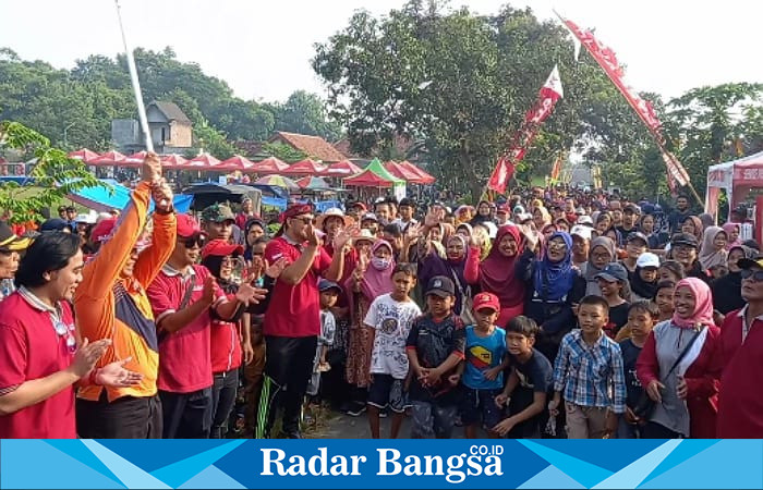 Pemberangkatan peserta Jalan Santai di Lapangan Desa Toyoresmi (foto: Hikam)