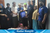 Antox Prapungka Jaya, SE., MM didampingi Kader Partai NasDem dan Kades Bakalan saat memberikan bantuan kepada korban banjir di Dusun Bakalan Kidul (foto: Rurin)