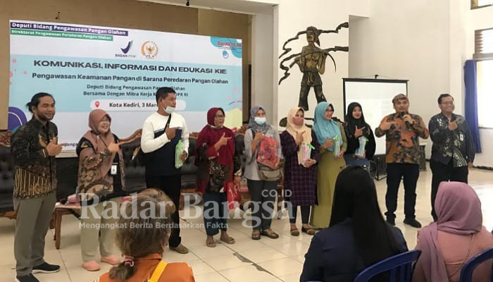 Kegiatan KIE Nurhadi, S.Pd, Anggota Komisi IX DPR RI bersama BPOM di GNI Kediri (foto: Rurin)