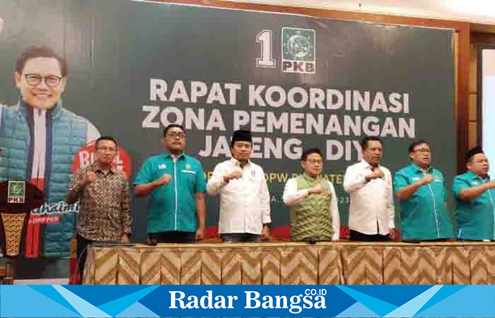 Gus Muhaimin saat foto bersama pada Rapat Koordinasi Pemenangan PKB Zona Jateng-DIY di Kota Solo, Sabtu (25/3/2023). (Dok foto PKB)