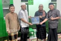 Pak Lutfi secara simbolis menyalurkan bantuan kepada Takmir Musholla Al Hidayah Wates (foto: Rurin)