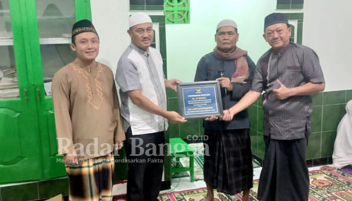 Pak Lutfi secara simbolis menyalurkan bantuan kepada Takmir Musholla Al Hidayah Wates (foto: Rurin)