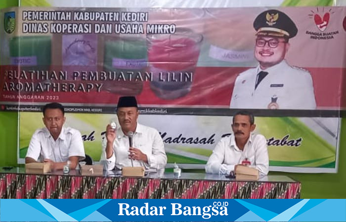 Pak Lutfi saat membuka kegiatan pelatihan membuat lilin aromatherapy bersama Dinkop UM Kab. Kediri (foto: Hikam)