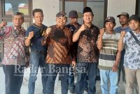 Nurhadi, S.Pd bersama Vendid Vicahyoko dan timnya seusai kegiatan Sosialisasi BPJS Ketenagakerjaan di Balai Desa Purwoasri (foto: Rurin)