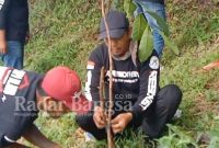 Yayasan Insan Residivice Anugerah bersama PJI (Persatuan Jurnalis Indonesia) Cianjur melakukan bakti sosial penanaman dua jenis pohon sebanyak 200 pohon keras (Dikotil) Sabtu, (11/3/2023). (Dok foto Surah)
