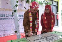 Sekdakab Kabupaten Sumenep Ir. Edy Rasyadi, M.Si resmikan gedung Sekolah Luar Biasa (SLB) Cinta Ananda (Dok foto Surah)