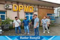  Bacades Tanagura, Sahrudin didampingi Kuasa Hukumnya, Hamidi dan Faisal beserta belasan pendukungnya sewaktu mendatangi kantor DPMD Bangkalan untuk memenuhi undangan klarifikasi (Foto : FYW)