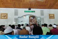 Kapolsek Bluluk Iptu Sudibyo melaksanakan Jum'at Keliling di Masjid Al Mujahidin Bluluk, Jumat (24/03/2023) (Dok foto RB)