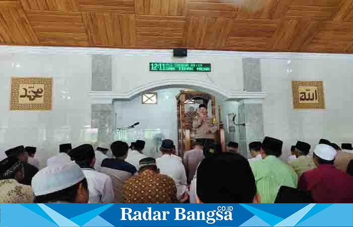 Kapolsek Bluluk Iptu Sudibyo melaksanakan Jum'at Keliling di Masjid Al Mujahidin Bluluk, Jumat (24/03/2023) (Dok foto RB)