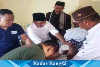 Kepala desa Wanasari, kecamatan Agrabinta, kabupaten Cianjur, provinsi Jawa Barat di dampingi perangkat desa dan Alim Ulama saksikan secara langsung khitanan masal di desanya. (Dok foto RadarBangsa.co.id/AE Nasution)