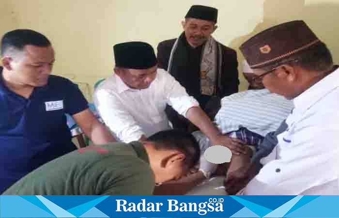 Kepala desa Wanasari, kecamatan Agrabinta, kabupaten Cianjur, provinsi Jawa Barat di dampingi perangkat desa dan Alim Ulama saksikan secara langsung khitanan masal di desanya. (Dok foto RadarBangsa.co.id/AE Nasution)