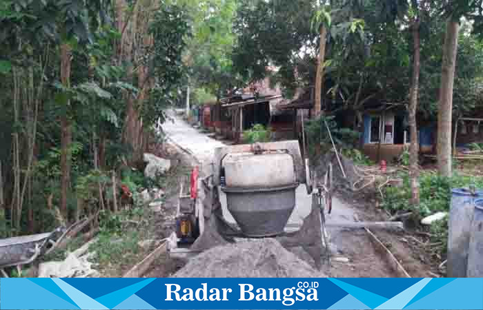 Sedang berjalannya pembangunan jalan lingkung dari kampung Tipar dan kampung Sodekan desa Mekar Laksana, kecanatan Sindangbarang, kabupaten Cianjur, menuju jalan nasional lintas Cianjur Selatan, provinsi Jawa Barat. (Dok photo RadarBangsa.co.id/AE Nasution)