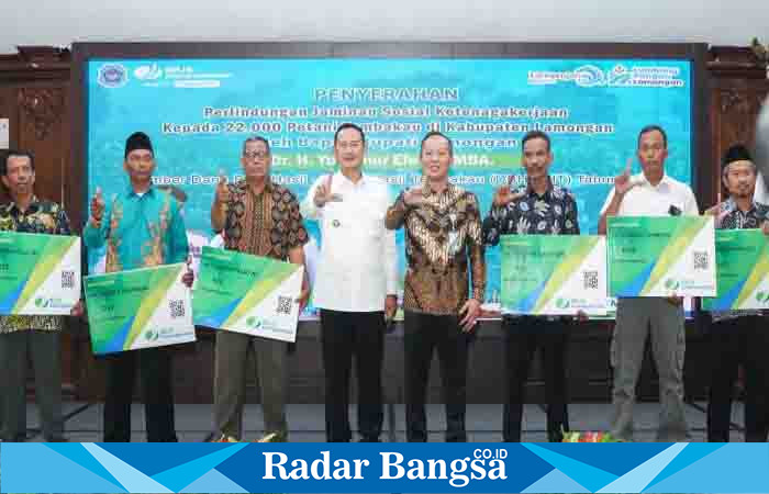 Bupati Lamongan saat menyerahan  jaminan sosial ketenagakerjaan untuk 22.000 petani tembakau di 8 kecamatan, Rabu (29/3), di Pendopo Lokatantra Kabupaten Lamongan. (Dok Pemkab)