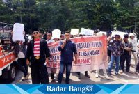 Puluhan Massa AMSB demo di depan Kejati Jatim, Selasa (14/3/2023) sejak pukul 10.00 WIB (Foto : FYW)