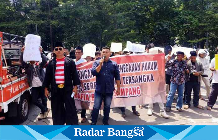 Puluhan Massa AMSB demo di depan Kejati Jatim, Selasa (14/3/2023) sejak pukul 10.00 WIB (Foto : FYW)