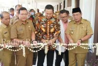 Bupati Lamongan Yuhronur Efendi, saat meresmikan gedung Urologi Cebter RSUD dr Soegiri dengan menandai pemotongan tali pita,  Selasa (7/3), (Dok Pemkab Lamongan for RadarBangsa.co.id)