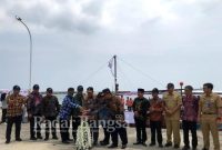 Wakil Bupati Lamongan Abdul Rouf saat meresmikan 2 kapal hasil karya anak bangsa itu, Senin (13/3) di Pelabuhan ASDP Paciran. (Dok foto pemkab for RadarBangsa.co.id)