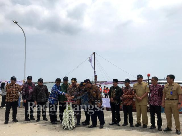 Wakil Bupati Lamongan Abdul Rouf saat meresmikan 2 kapal hasil karya anak bangsa itu, Senin (13/3) di Pelabuhan ASDP Paciran. (Dok foto pemkab for RadarBangsa.co.id)