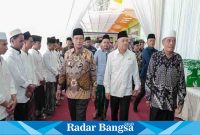 Pengasuh PP Sunan Drajat Kyai Abdul Ghofur bersama Menteri Koperasi dan UKM RI Teten Masduki, Wakil Bupati Lamongan Abdul Rouf saat mengecek Toserba Ponpes Sunan Drajad (Dok foto Pemkab FOR RB)