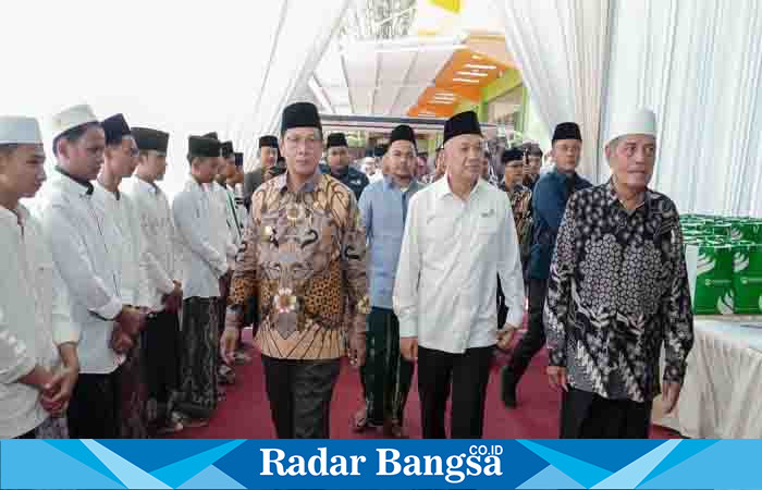 Pengasuh PP Sunan Drajat Kyai Abdul Ghofur bersama Menteri Koperasi dan UKM RI Teten Masduki, Wakil Bupati Lamongan Abdul Rouf saat mengecek Toserba Ponpes Sunan Drajad (Dok foto Pemkab FOR RB)