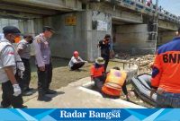 Petugas gabungan melakukan evakuasi mayat yang terapung di bendungan Gerak Babat Barage Desa Kendal Kecamatan Sekaran Kabupaten Lamongan, (Dok foto Hms for RadarBnagsa.co.id)