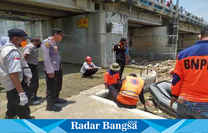 Petugas gabungan melakukan evakuasi mayat yang terapung di bendungan Gerak Babat Barage Desa Kendal Kecamatan Sekaran Kabupaten Lamongan, (Dok foto Hms for RadarBnagsa.co.id)