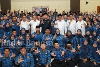  Bupati Kabupaten Lamongan Yuhronur Efendi foto bersama di Aula Gadjah Mada Pemkab Lt.7, Rabu (1/3) (Dok Pemkab Lamongan for RadarBangsa.co.id)