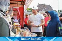 Bupati Lamongan Yuhronur Efendi didampingi Anis Kartika Istri tercinta saat mengunjungi pelaku UMKM (Dok foto pemkab for RadarBangsa.co.id)