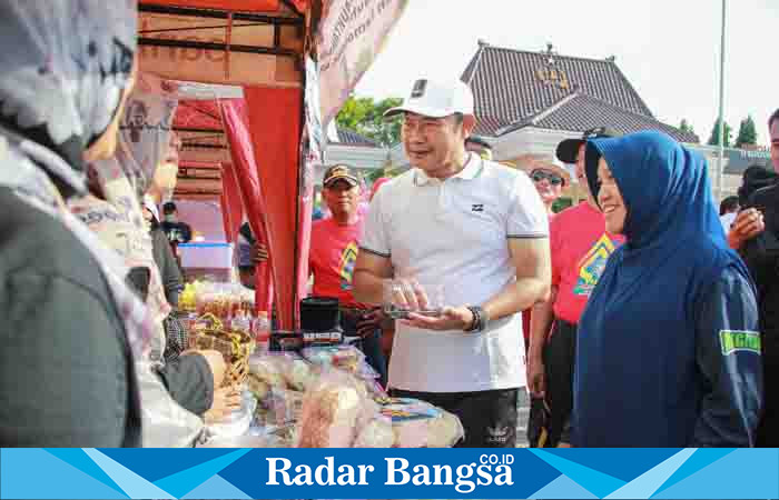 Bupati Lamongan Yuhronur Efendi didampingi Anis Kartika Istri tercinta saat mengunjungi pelaku UMKM (Dok foto pemkab for RadarBangsa.co.id)