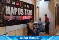 Salah satu peserta saat Proses hapus Tato (Dok ISTIMEWA)