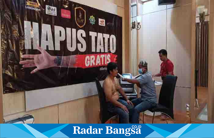 Salah satu peserta saat Proses hapus Tato (Dok ISTIMEWA)