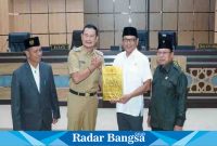 Bupati Lamongan Yuhronur Efendi menyampaikan Laporan Keterangan Pertanggungjawaban (LKPJ) Kepala Daerah Tahun Anggaran 2022 pada Rapat Paripurna DPRD Kabupaten Lamongan, Senin (20/3), di Ruang Paripurna Gedung DPRD kabupaten Lamongan. (Dok foto RB)