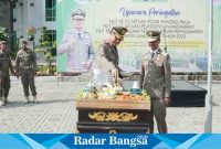 Bupati Lamongan Yuhronur Efendi saat potong tumprng di upacara peringatan HUT ke 73 Satpol PP, HUT ke 61 Satuan Perlindungan Masyarakat, dan HUT ke 104 Pemadam Kebakaran dan Penyelamatan Kabupaten Lamongan 2023, di Halaman Kantor Pemkab Lamongan.  Senin (20/3) (Dok RB)