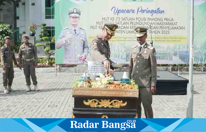 Bupati Lamongan Yuhronur Efendi saat potong tumprng di upacara peringatan HUT ke 73 Satpol PP, HUT ke 61 Satuan Perlindungan Masyarakat, dan HUT ke 104 Pemadam Kebakaran dan Penyelamatan Kabupaten Lamongan 2023, di Halaman Kantor Pemkab Lamongan.  Senin (20/3) (Dok RB)