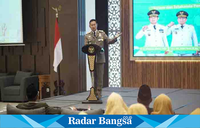 Bupati Lamongan Yuhronur Efendi saat membuka kegiatan sosialisasi dan pembinaan pejabat dan staf DKPP Kabupaten Lamongan, di Aula Gadjah Mada Pemkab Lamongan Lt.7. Senin (20/3)  (Dok foto for RB)