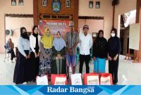 Relawan SapuLidi Lamongan saat memberikan bantuan berupa sembako kepada warga yang terdampak banjir di wilayah Kecamatan Turi Kabupaten Lamongan. (Dok foto for RB)