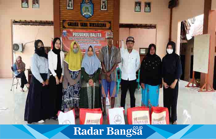 Relawan SapuLidi Lamongan saat memberikan bantuan berupa sembako kepada warga yang terdampak banjir di wilayah Kecamatan Turi Kabupaten Lamongan. (Dok foto for RB)