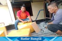 Polsek  Glagah berhasil mengamankan 180 liter arak Bali dari dua orang yang ditangkap di pinggir Jalan Raya Lonjong Lamongan - Gersik pada Sabtu,( 25 /03/2023) (Dok foto Polsek Gelagah)