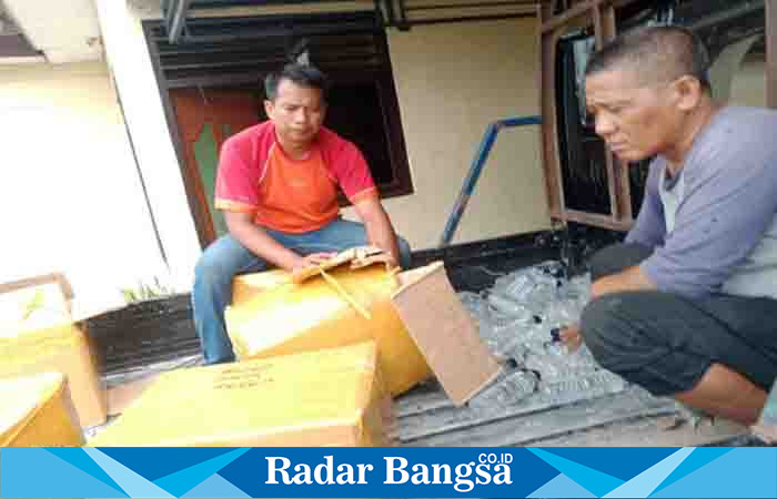 Polsek  Glagah berhasil mengamankan 180 liter arak Bali dari dua orang yang ditangkap di pinggir Jalan Raya Lonjong Lamongan - Gersik pada Sabtu,( 25 /03/2023) (Dok foto Polsek Gelagah)