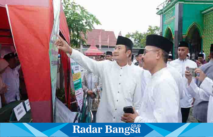 Bupati saat melangsungkan safari Ramadhan pertama di Masjid Baiturrahman Desa Blawirejo Kecamatan Kedungpring, Selasa (28/3) (Dok Pemkab)