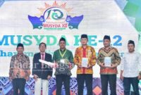  Bupati Lamongan Yuhronur Efendi Lamongan serahkan 1 unit mobil ambulance kepada Pimpinan Daerah Muhammadiyah (PDM) Lamongan saat kegiatan Musyawarah Daerah (Musyda) ke XII Muhammdiyah Lamongan, Sabtu (4/3) (Dok foto Pemkab Lamongan fot RB)