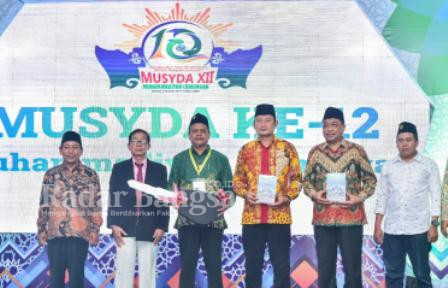  Bupati Lamongan Yuhronur Efendi Lamongan serahkan 1 unit mobil ambulance kepada Pimpinan Daerah Muhammadiyah (PDM) Lamongan saat kegiatan Musyawarah Daerah (Musyda) ke XII Muhammdiyah Lamongan, Sabtu (4/3) (Dok foto Pemkab Lamongan fot RB)