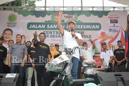 Bupati Lamongan Yuhronur Efendi didampingi Kepala Desa Bakalanpule Sukisno, saat meresmikan sentra kuliner Pasar Bakalanpule di depan Pasar Desa Bakalanpule Kecamatan Tikung, Minggu (5/3) (Dok foto for RadarBangsa.co.id)