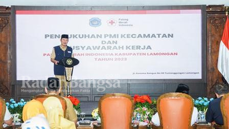 Bupati Lamongan Menghadiri Pelantikan 27 ketua Palang Merah Indonesia (PMI) kecamatan se-Kabupten Lamongan dilantik, di Pendopo Lokatantara Kabupaten Lamongan, Senin (6/3). (Dok foto Pemkab Lamongan for RadarBangsa.co.id)