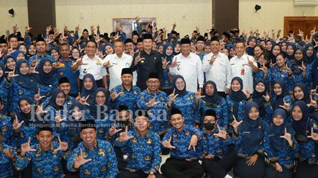  Bupati Kabupaten Lamongan Yuhronur Efendi foto bersama di Aula Gadjah Mada Pemkab Lt.7, Rabu (1/3) (Dok Pemkab Lamongan for RadarBangsa.co.id)