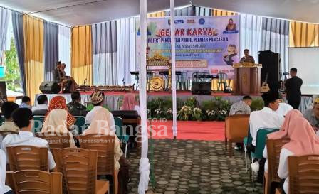 Kapolsek Gadingrejo AKP Anwar Mayer Siregar, SH saat menghadiri gelar karya projek penguatan profil pelajar Pancasila di SMAN 2 Gadingrejo di Pekon Wonosari, Gadingrejo, Pringsewu Kamis 2/3/2023 (dok.Humas For DRM/RB)
