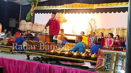 Acara pertunjukan wayang kulit dan doa bersama Desa Sumberagung, Sragi Lampung Selatan, Rabu Malam, 01/03/2023.(dok. Darmawan/RB)