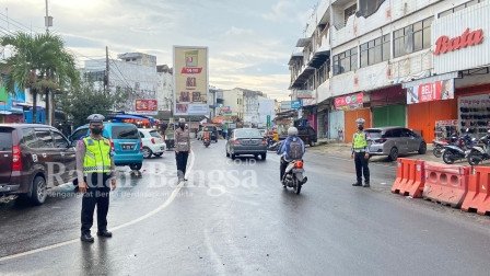 Suasana saat jajaran satlantas Polres Pringsewu pantai kondisi lalu lintas, Kamis, 02/03/2023.(dok.humas for DRM/RB)