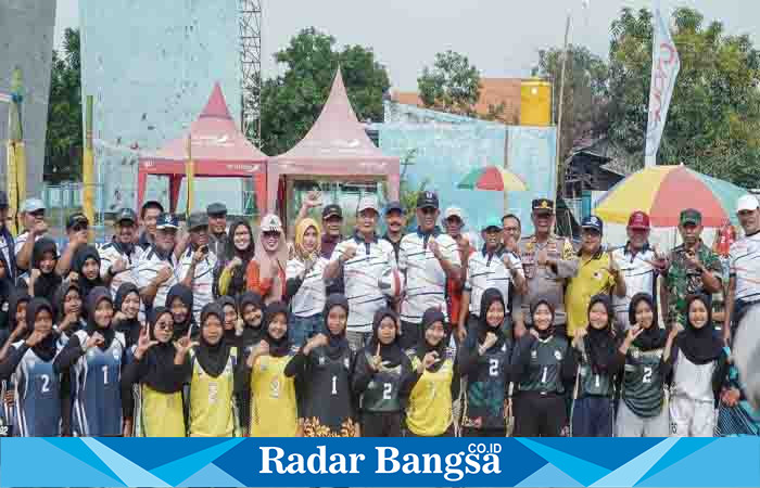Bupati Lamongan Yuhronur Efendi saat membuka Lamongan Beach Volleyball Championship, Minggu (19/3) di Lamongan Sport CenteR, (Dok RB)